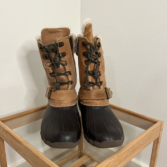 SPERRY WINTER BOOTS / NEW CONDITION SIZE 8. - Picture 2 of 5